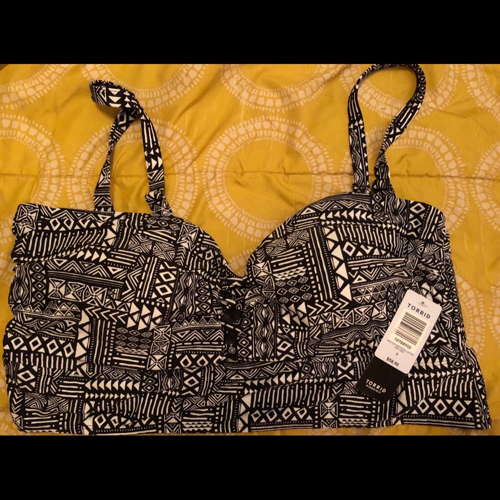 Torrid NEW Bikini Top sz 3 Black & White Print